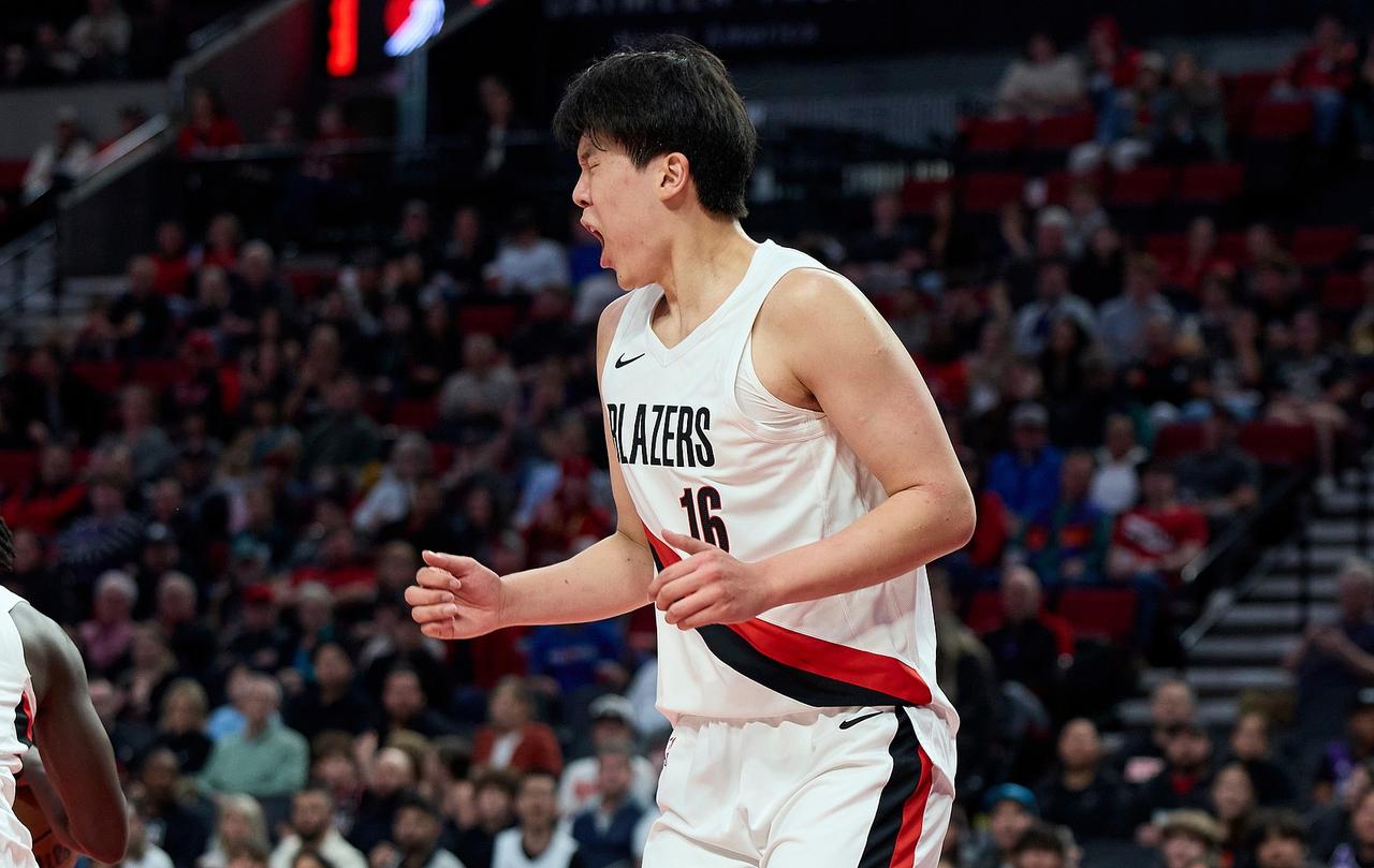 杨瀚森持续进步！篮板球新高！NBA季前赛开拓者主场61:56领先金州勇士（上半场