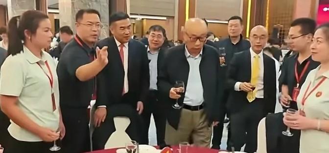 昨晚双汇40周年庆，万隆老板敬酒忙，茅台1935豪气亮相，一瓶千块，这排场，真是