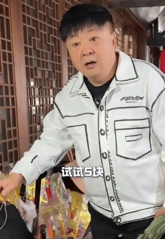 演员洪剑涛曝：在景区试戴帽子被要价5元近日，演员洪剑涛 发视频称，去古镇玩，试戴