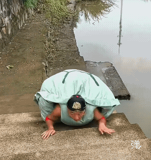 这套服装花了不少心思也花了不少钱吧![赞]