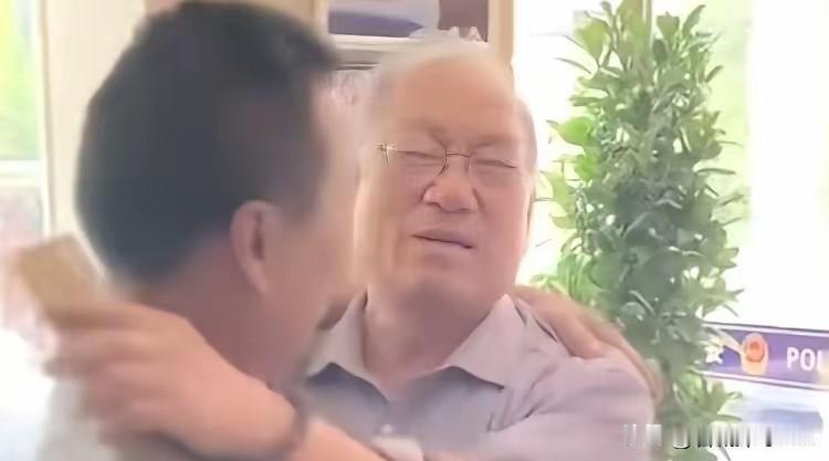 山东，一男子借战友13000元，战友十年没还，谁料，男子去银行注销旧卡时，柜员说