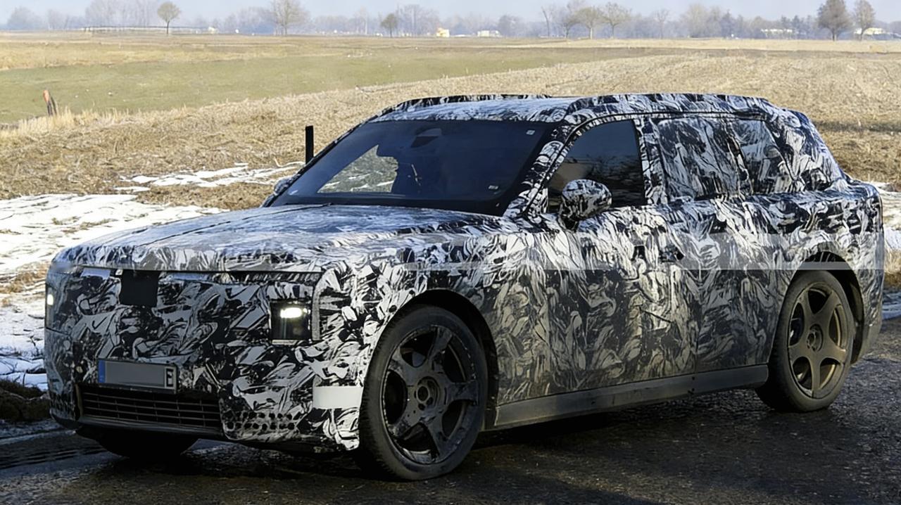 劳斯莱斯纯电SUV谍照曝光 预计超600匹马力＋800V
 
外观上，前脸延续闪