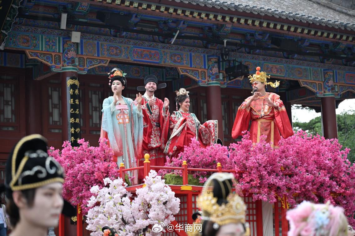 【#英国情侣华清宫爱情打卡海外百万网友围观#】“这绝对是我们做过最疯狂的一次经历