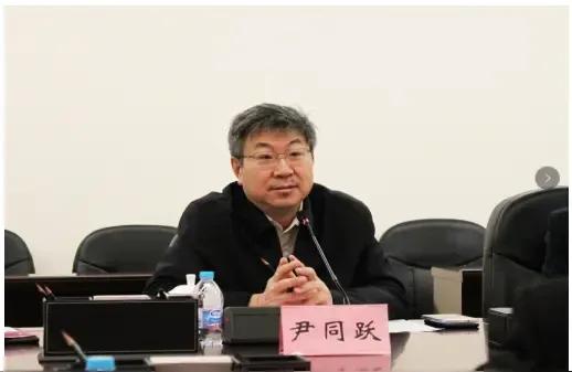 国车“双雄”：一电一油，一内一外，一C一B。
比亚迪（BYD）电车月销50万+，