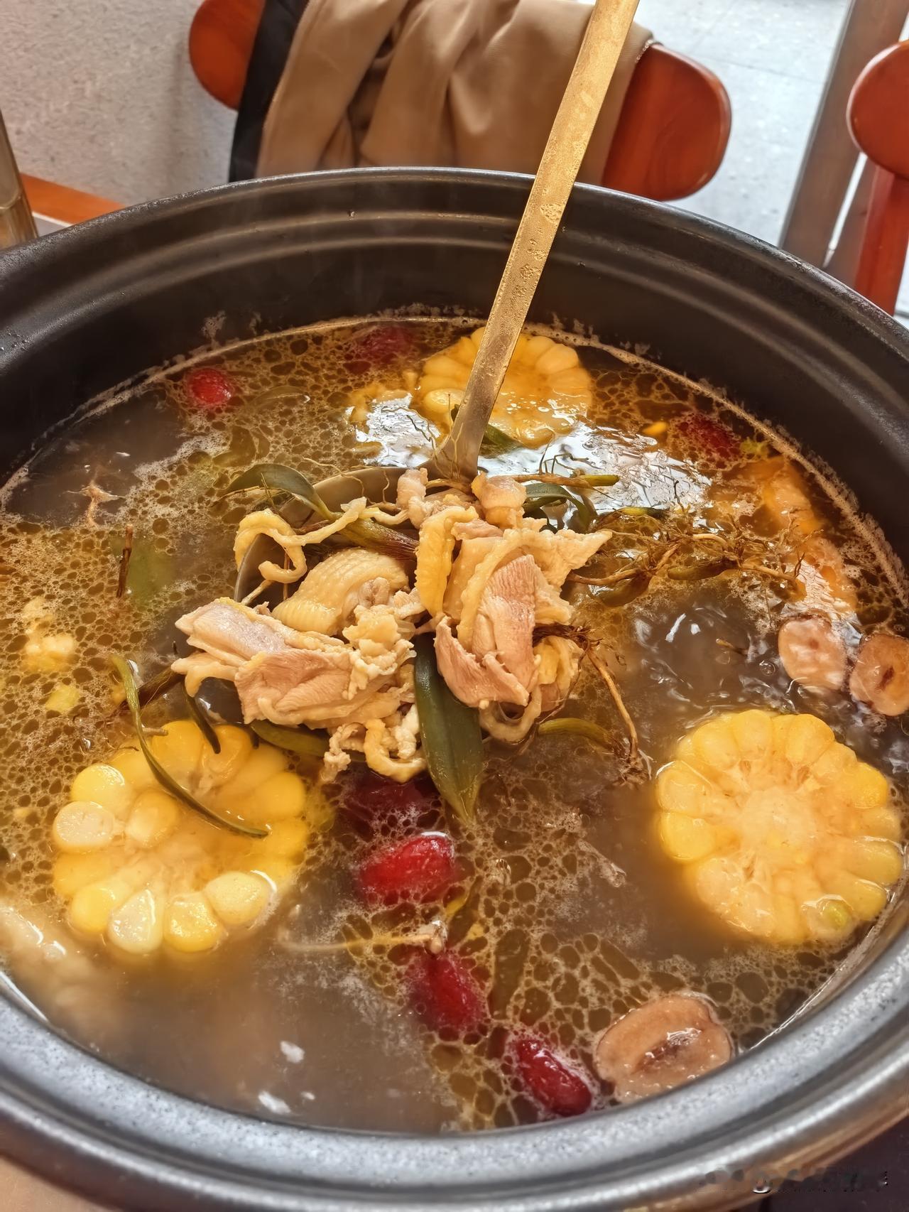 这两天广东断崖式降温，瑟瑟发抖，最适合吃火锅🥘咯！还是第一次吃石橄榄鸡煲，潮汕