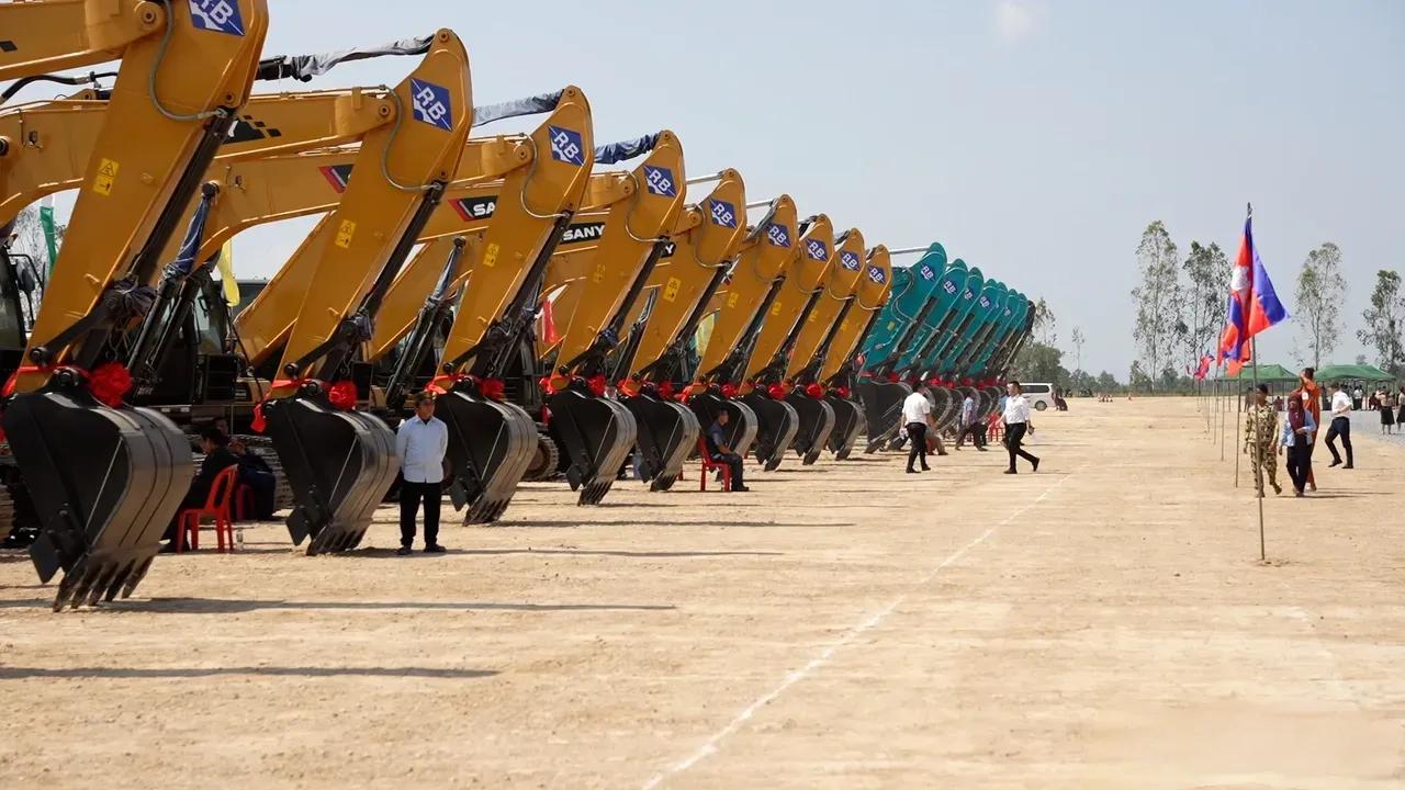 柬埔寨德崇扶南运河又开工了！

4月11日，茶胶省伯雷楚萨县的工地之上，机械鸣响