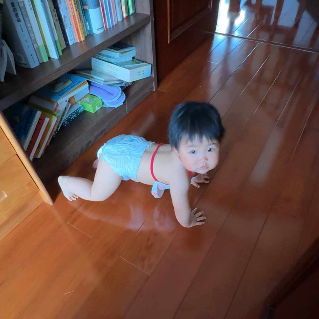 眼一睁发现绾绾们热的都穿上肚兜了好可爱呀天啦 