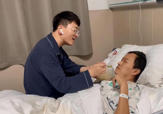 2023年，河南一名男子，不幸突发急性脑梗，生命岌岌可危，独自一人无人照料。一位