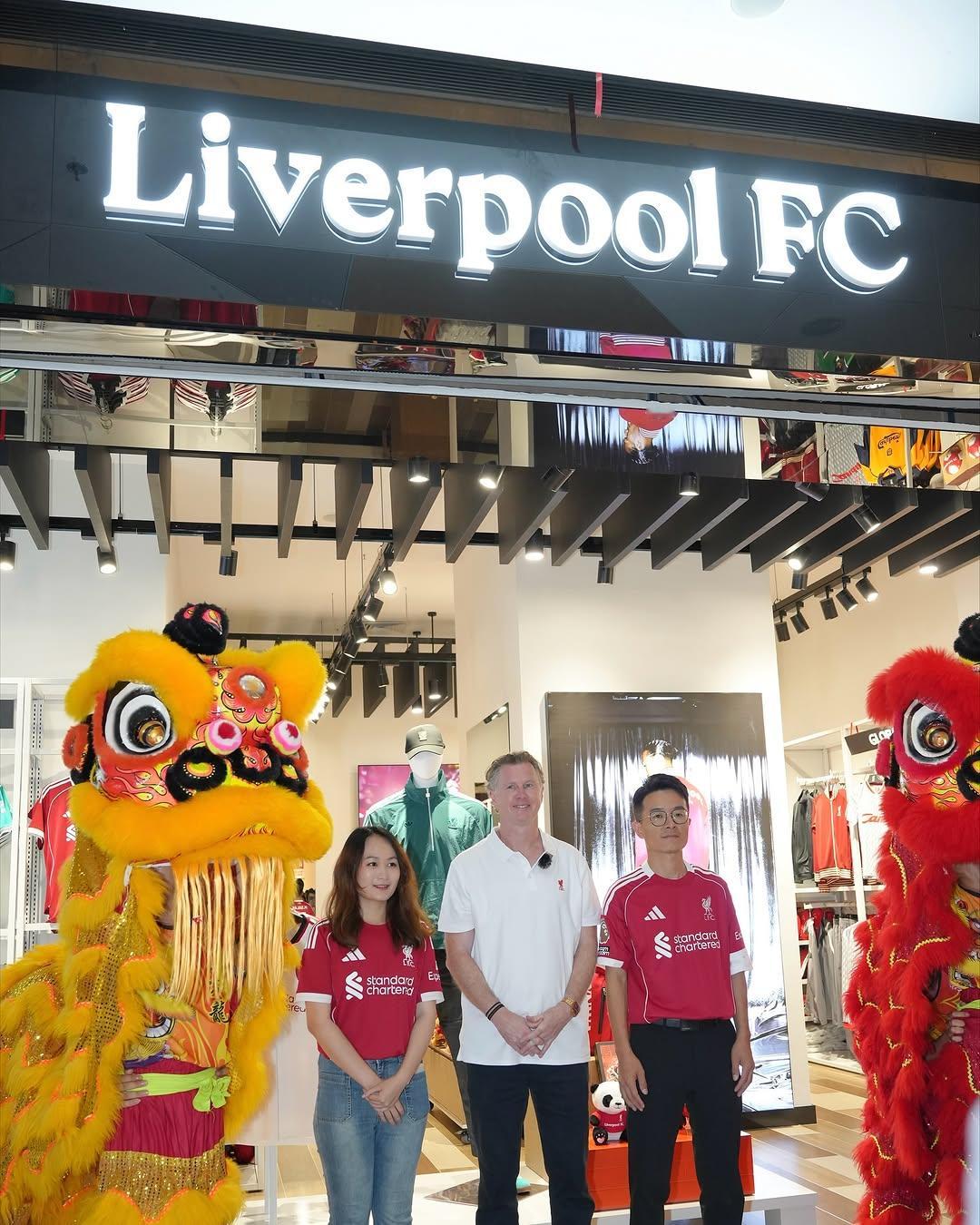 麦克马纳曼出席深圳官方商店开业礼，这也是俱乐部在中国大陆的首家独立零售店。此次新