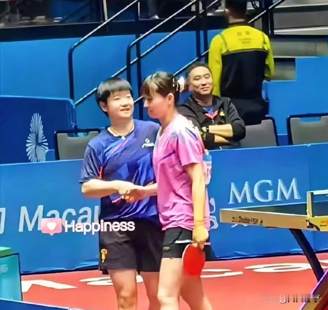 莎莎与闺蜜刘炜珊的比赛成为热门话题！莎莎以4:0拿下胜利，但过程却充满火药味。比