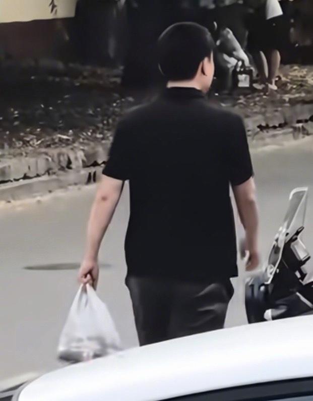 理想创始人李想被偶遇上街买菜，大佬好接地气。