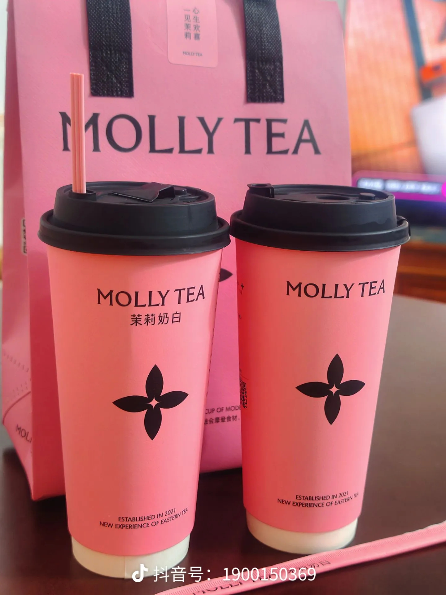 LV 茉莉奶白我喝这奶茶从来没想过LV，又不是一模一样 