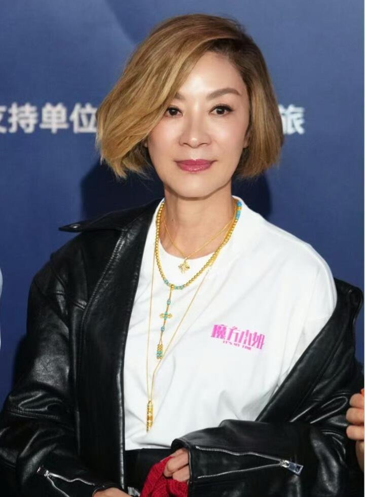 杨紫琼和光里的自己对视六十多岁还在挑战新人心态，杨紫琼简直是活成了光。期待《魔方