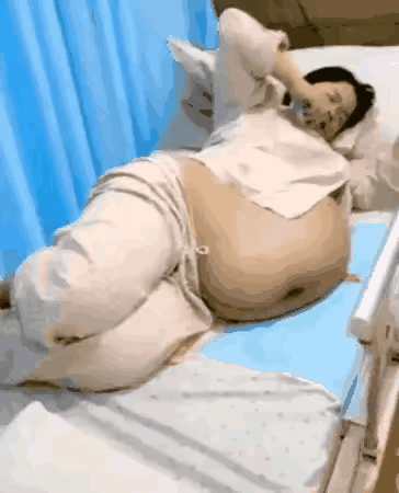 这个孕妇这么大的肚子，没有想到是八胞胎[泪奔]听到医生报了一声，母子平安之后在产