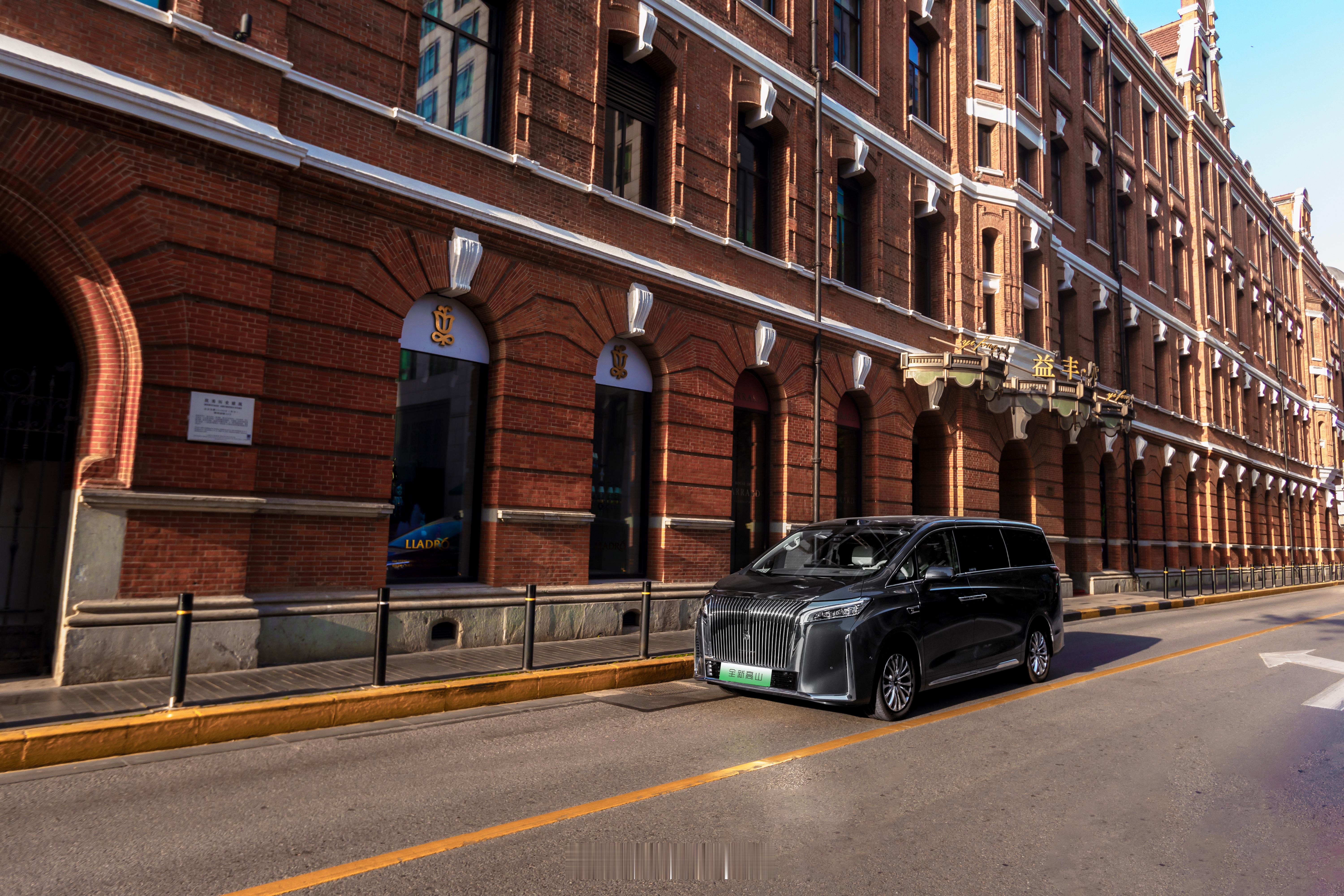 连续多月稳居新能源MPV销量第一，魏牌高山用实力坐稳高端市场头把交椅。从2025