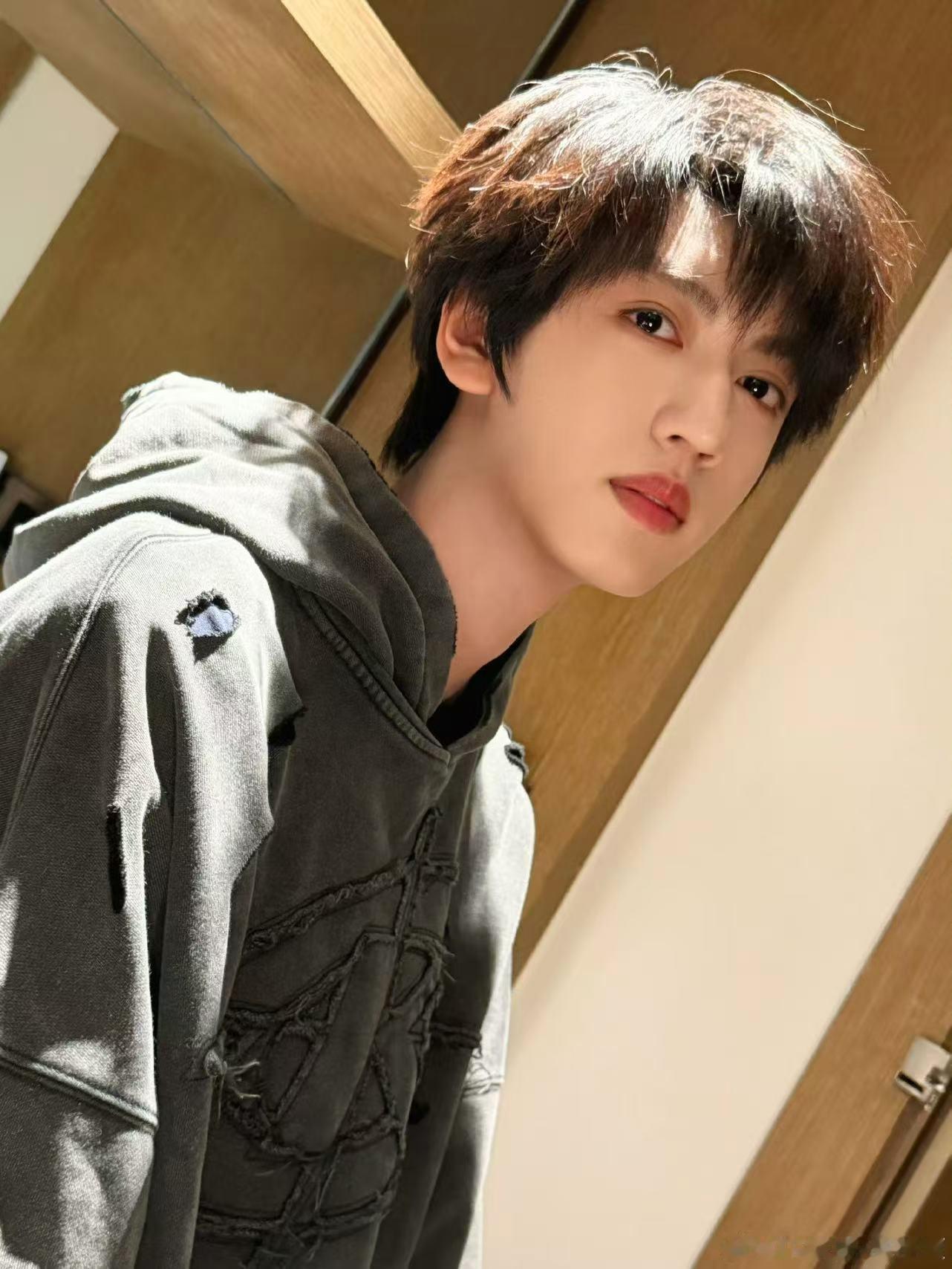 张桂源亲签被王橹杰唯粉抽中  张桂源妥妥的六边形战士，慕强批天菜！谁会不喜欢呀~