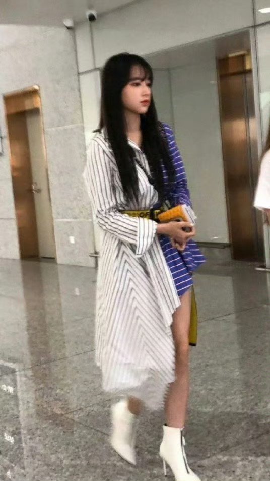我的妈呀！！程潇早期居然长这样。。美死我了，好会穿搭，好有品味。这建模脸太权威了