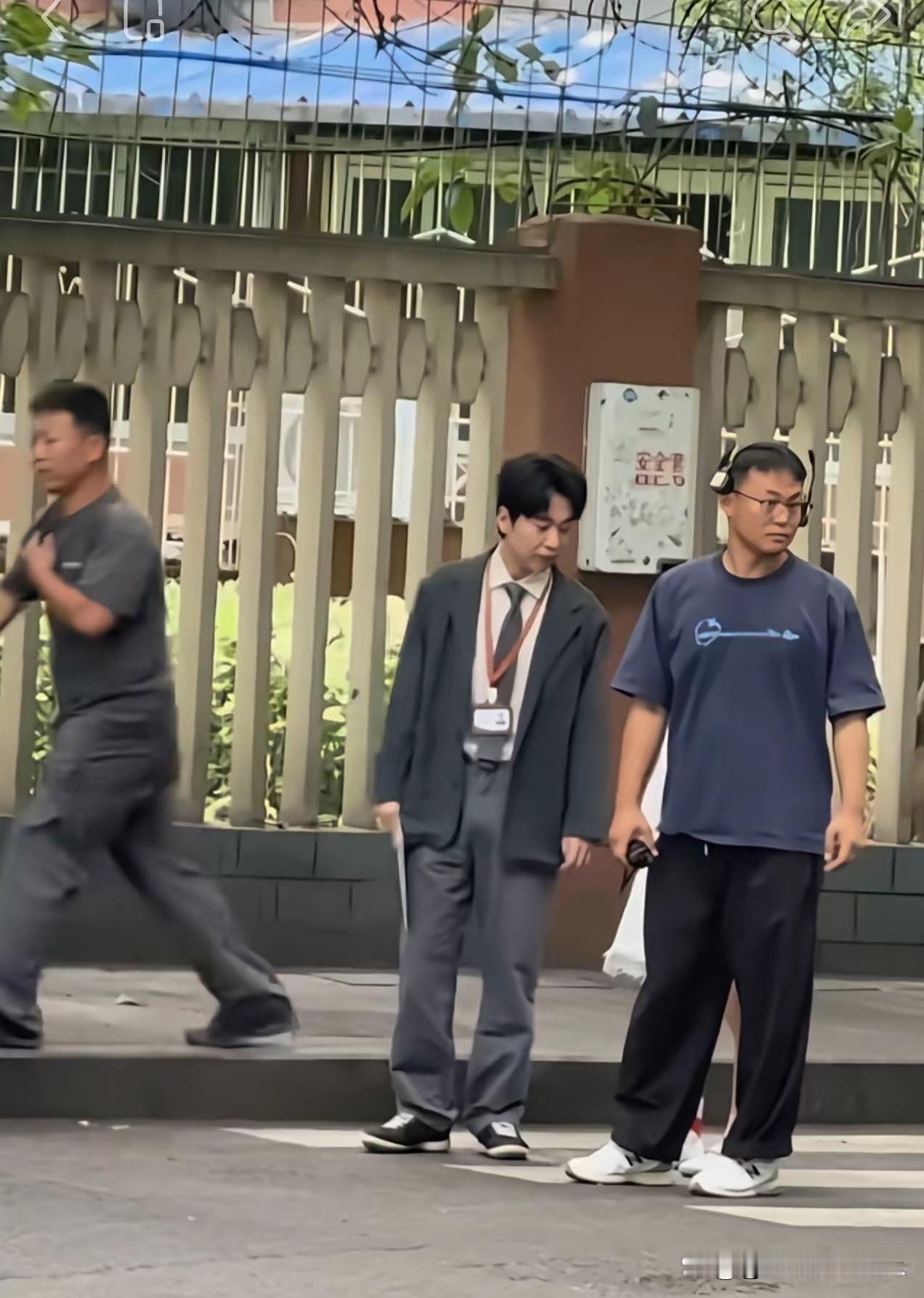 路人偶遇郭麒麟拍戏，郭麒麟哪里有这么矮个子啊！
郭麒麟资源不错，总有剧本可接，如