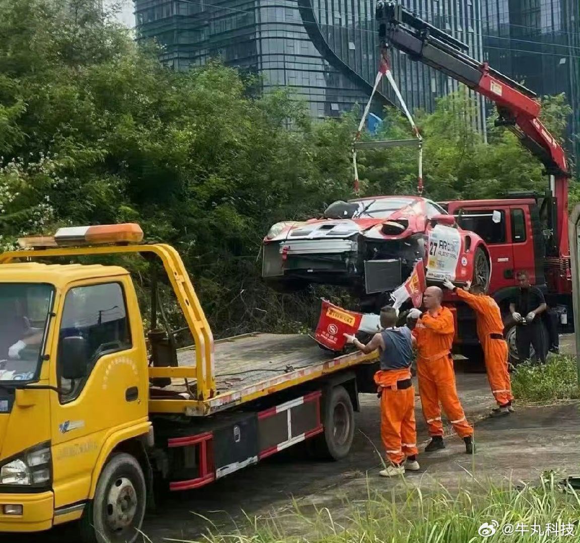 闫闯退赛这…，闯哥这是节目效果拉满啊！闫闯撞车