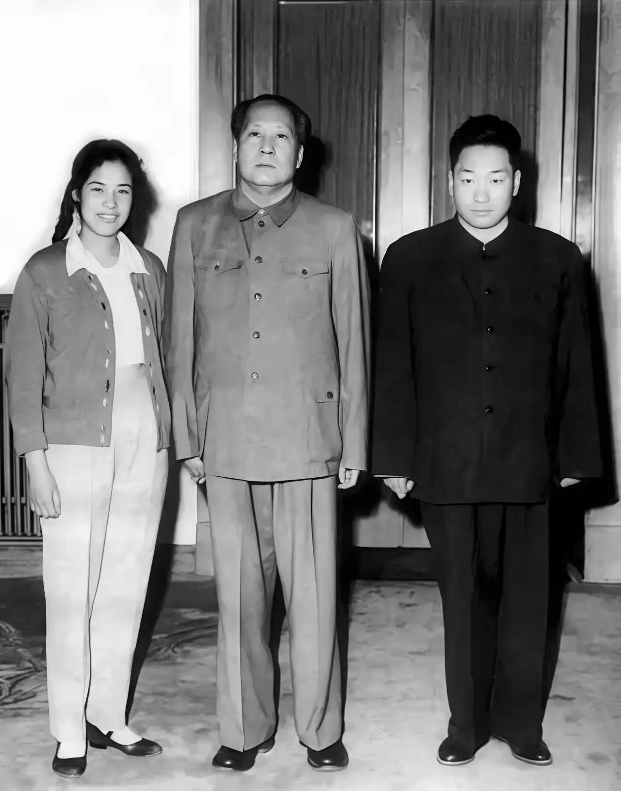 1962年的春天，毛岸青与妻子邵华去中南海看望69岁的毛主席，透过尘封镜头，回望
