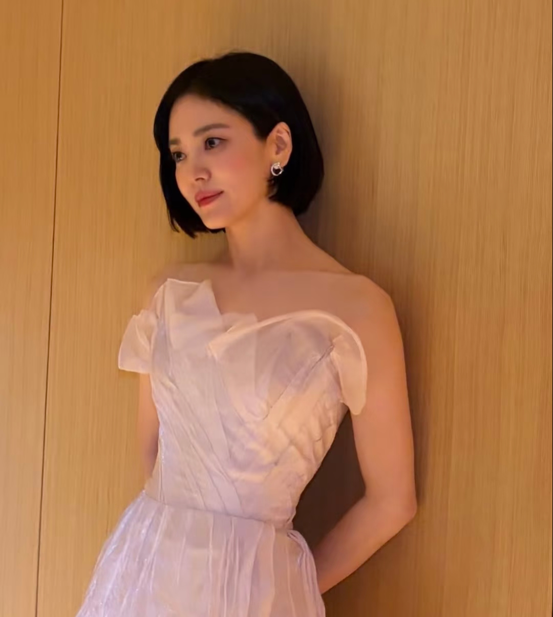 宋慧乔的心态青龙奖入围了，就大大方方的去，此前新闻还议论她会跟前男友同框之类的话