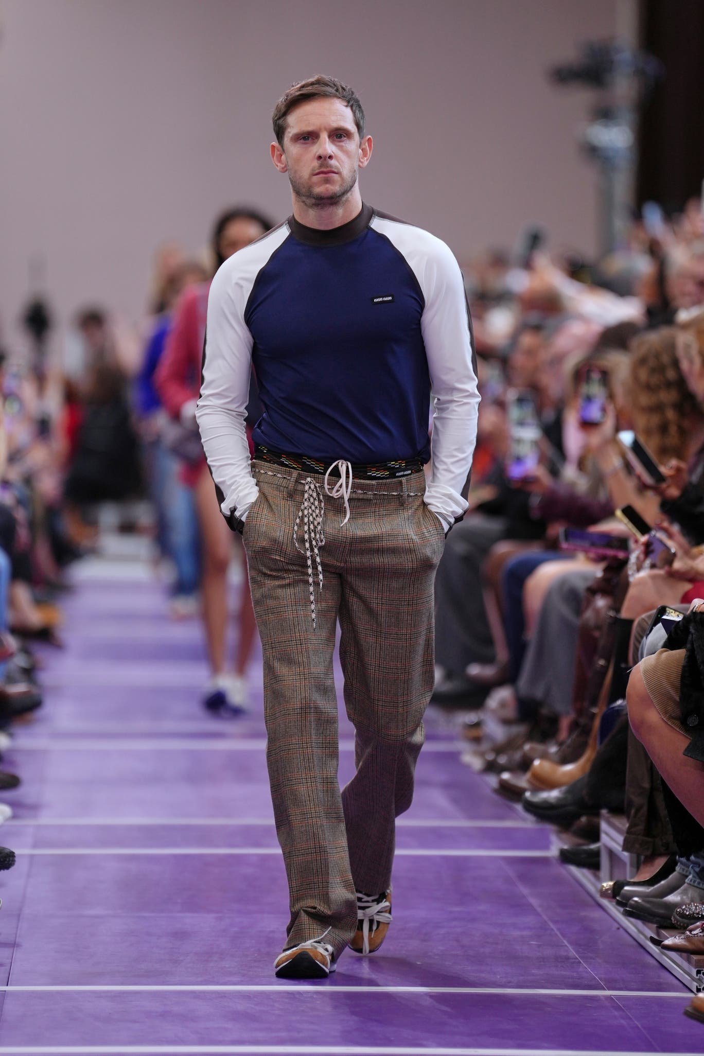 Jamie Bell 再次化身嫩模出席「Miu Miu 春夏成品时装秀」，80岁
