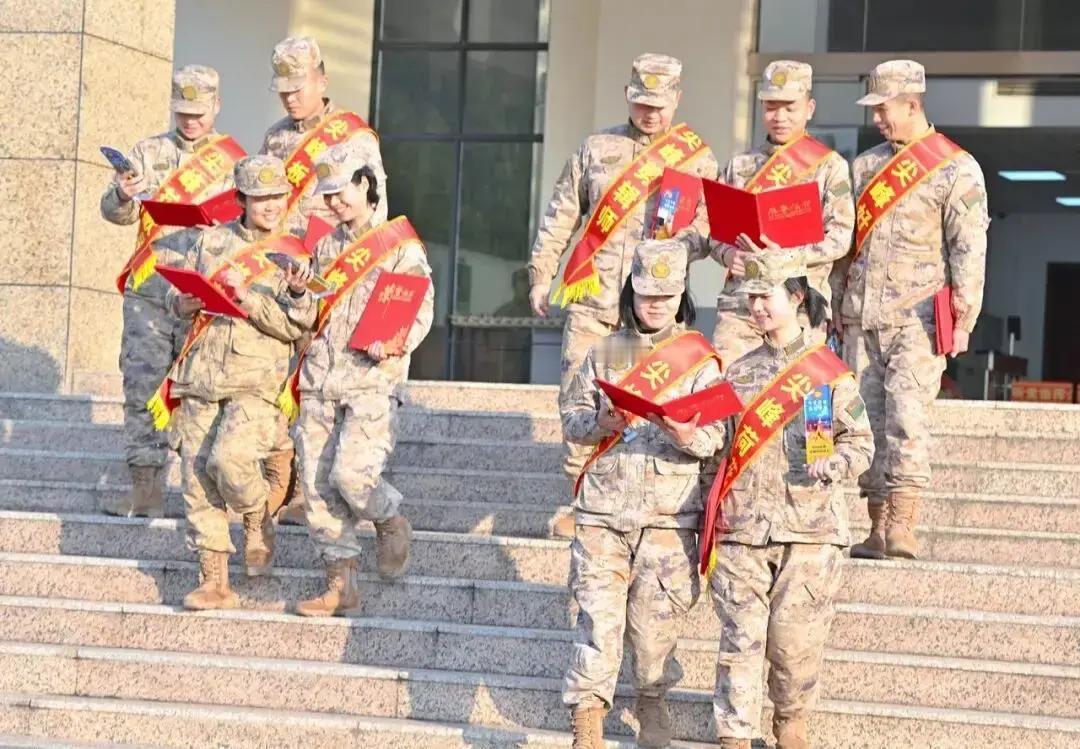 快讯！
第72集团军某旅突然宣布了。
近期，在该旅驻地举行第五届尖峰山群英会，现