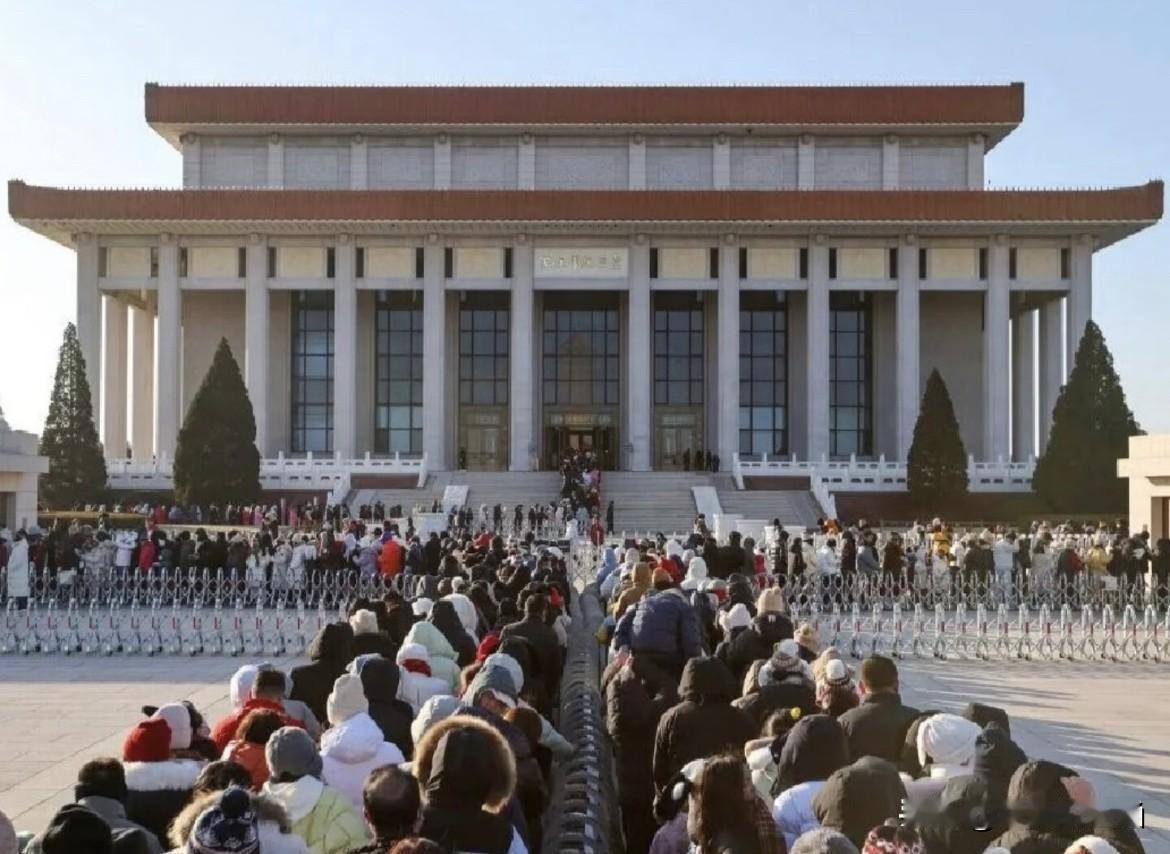 你敢信吗？这么多年，无数次从毛主席纪念堂旁经过，却始终迟迟不敢迈步走进去。

不