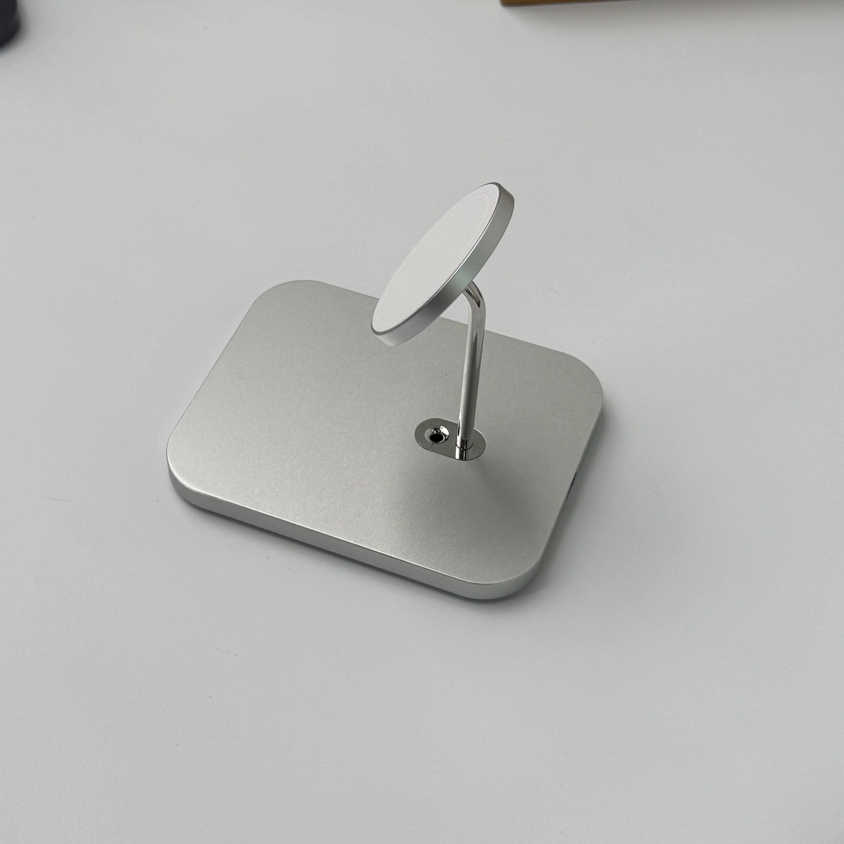 这种iPhone 15/16 Pro Max的官方展示底座，精致是精致，贵就是真