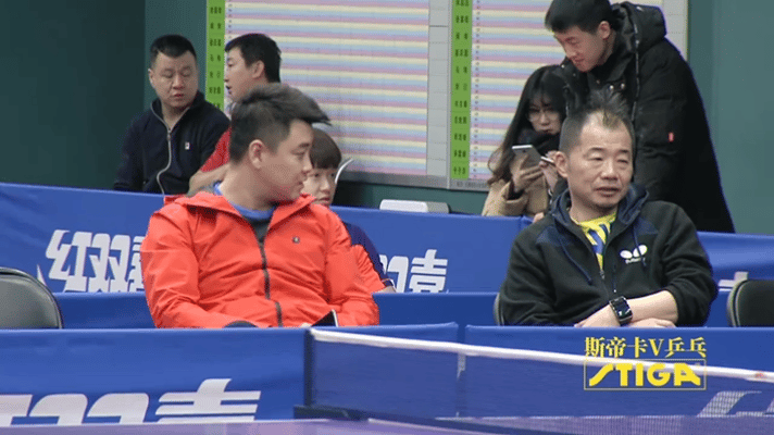 幼头是又乖又可爱，眼神中透露着认真，从小白到大的孩子，
那时候的皓哥是真的年轻。