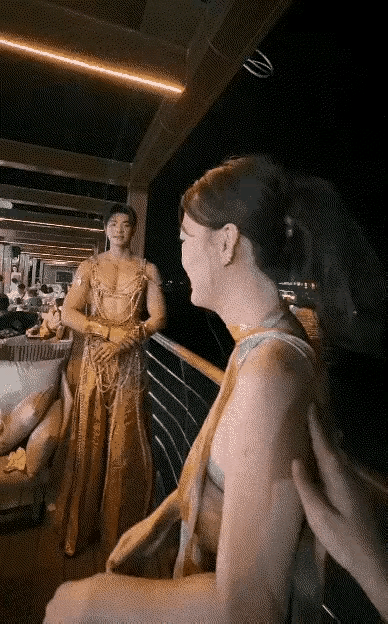 小姐姐把半推半就演绎的淋漓尽致，她表面是抗拒的，内心是渴望的，当美男拥她入怀的时
