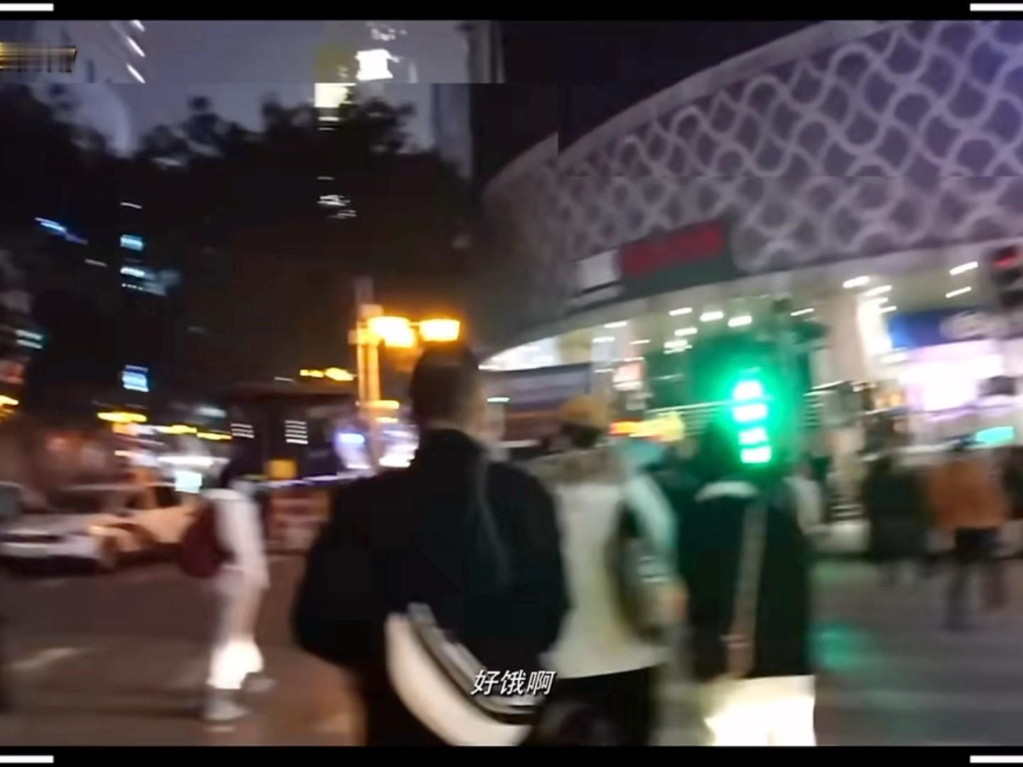 不给小猫吃饭，她会哭呀😿 点开图4听咪的“好饿呀！” 朱志鑫三代唯一猫塑 😼
