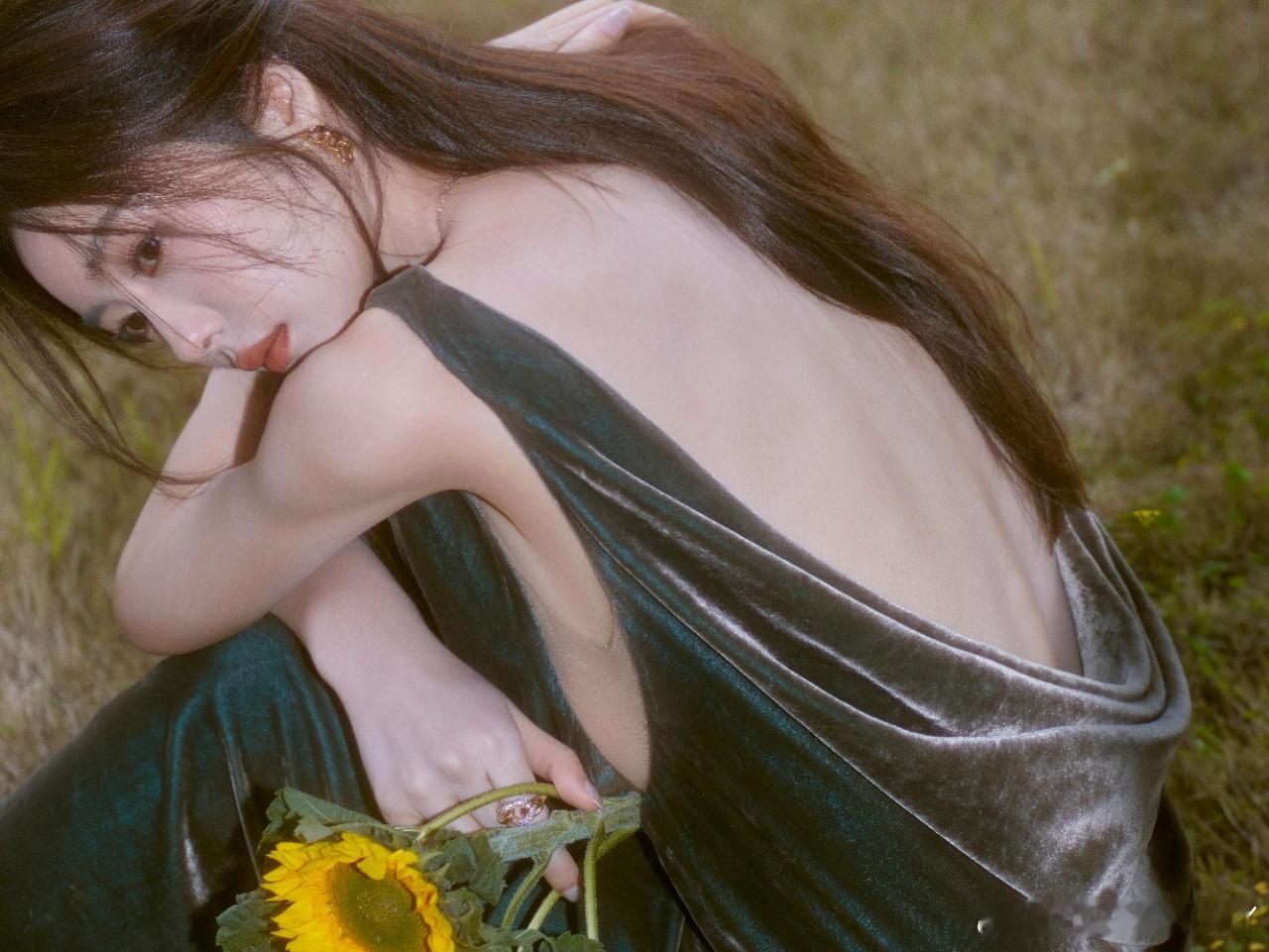 2025中国电影大数据荣誉之夜 蔡文静用细腻演技塑造多样角色，职场女性的韧劲、校