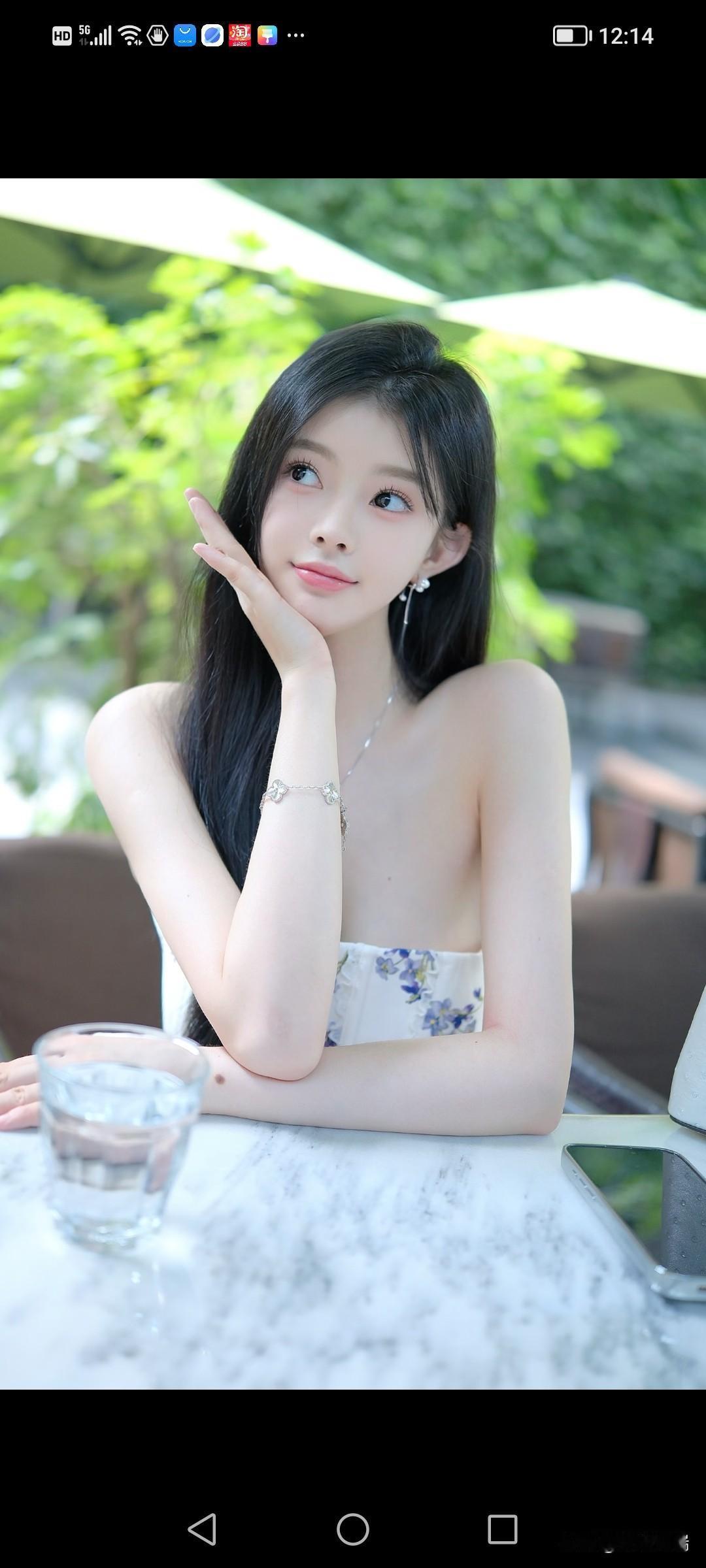 午后，清新少女在绿意盎然的咖啡馆享受宁静时光。