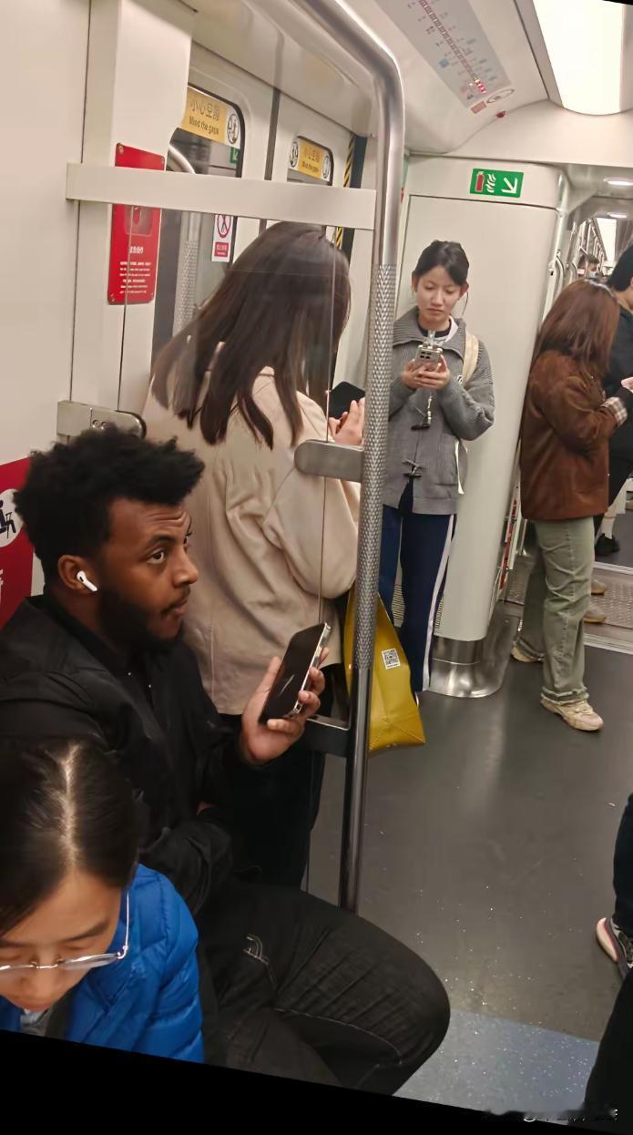 外国人在中国真是越来越多。
大街上、商场里、超市里、地铁、公交汽车上。
几乎所有