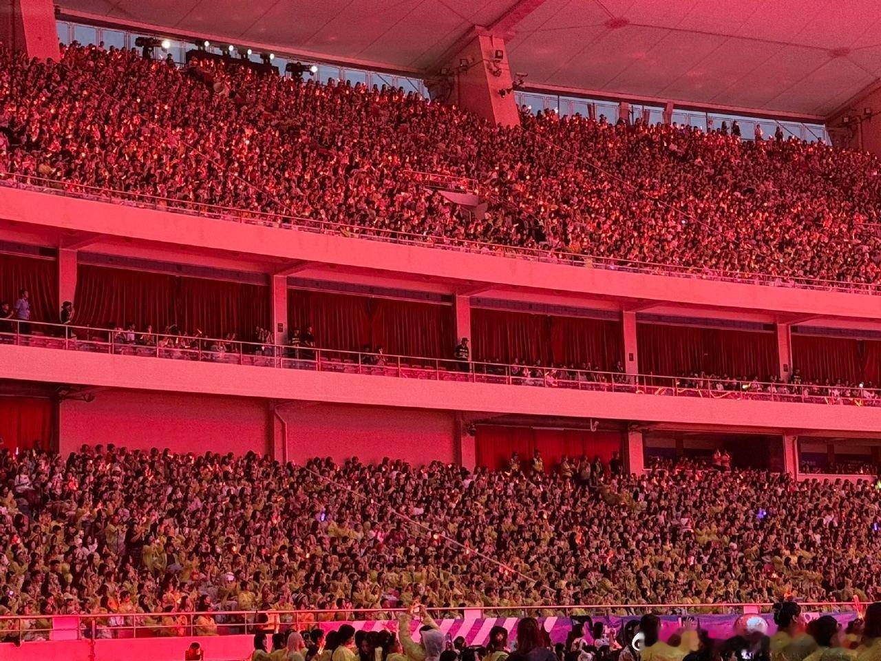 王源上海演唱会上座率王源体育场上座率00后首位体育场三连开歌手，上海站场场满座，