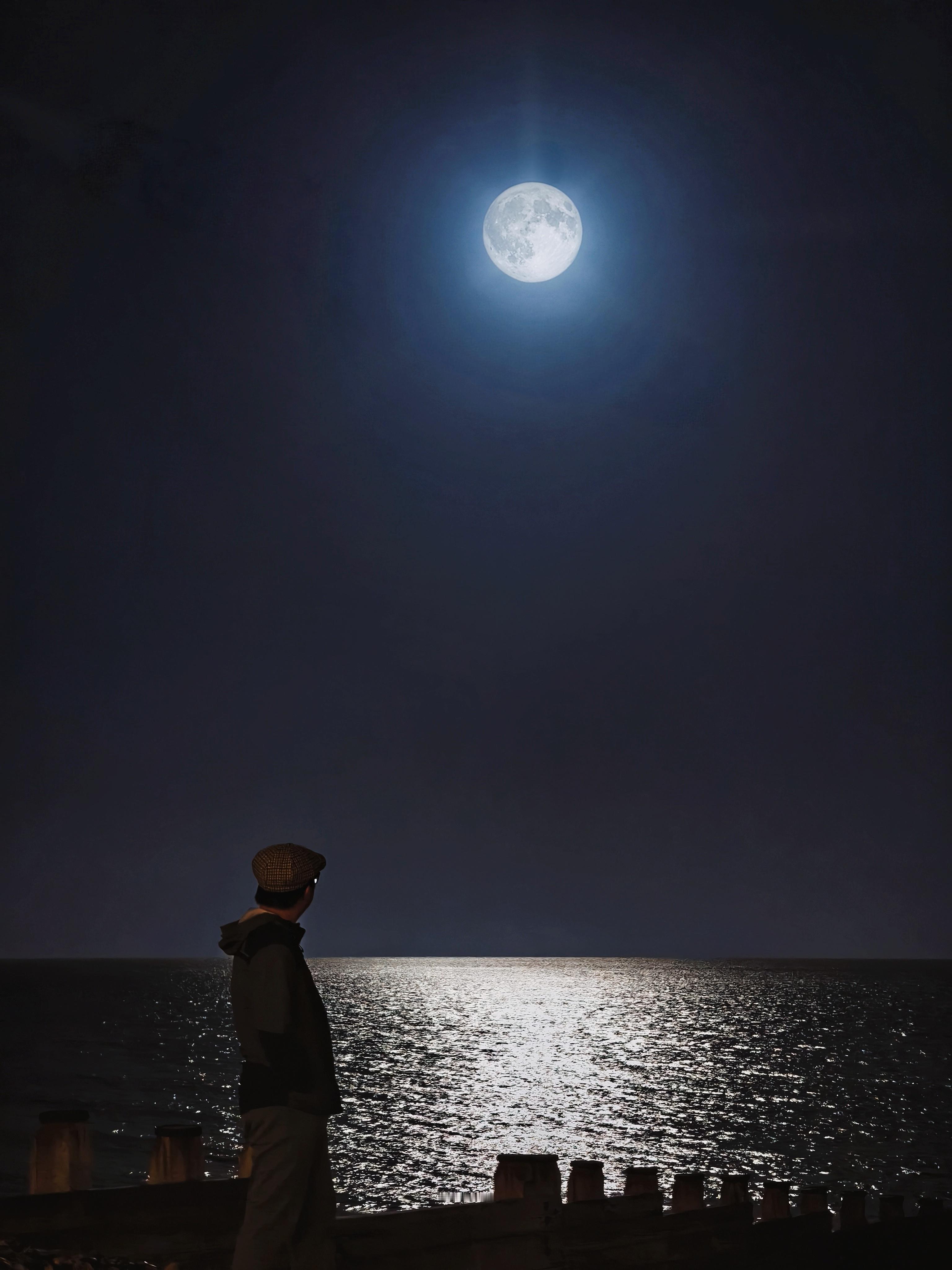 海上生明月，天涯共此时。  ​​​