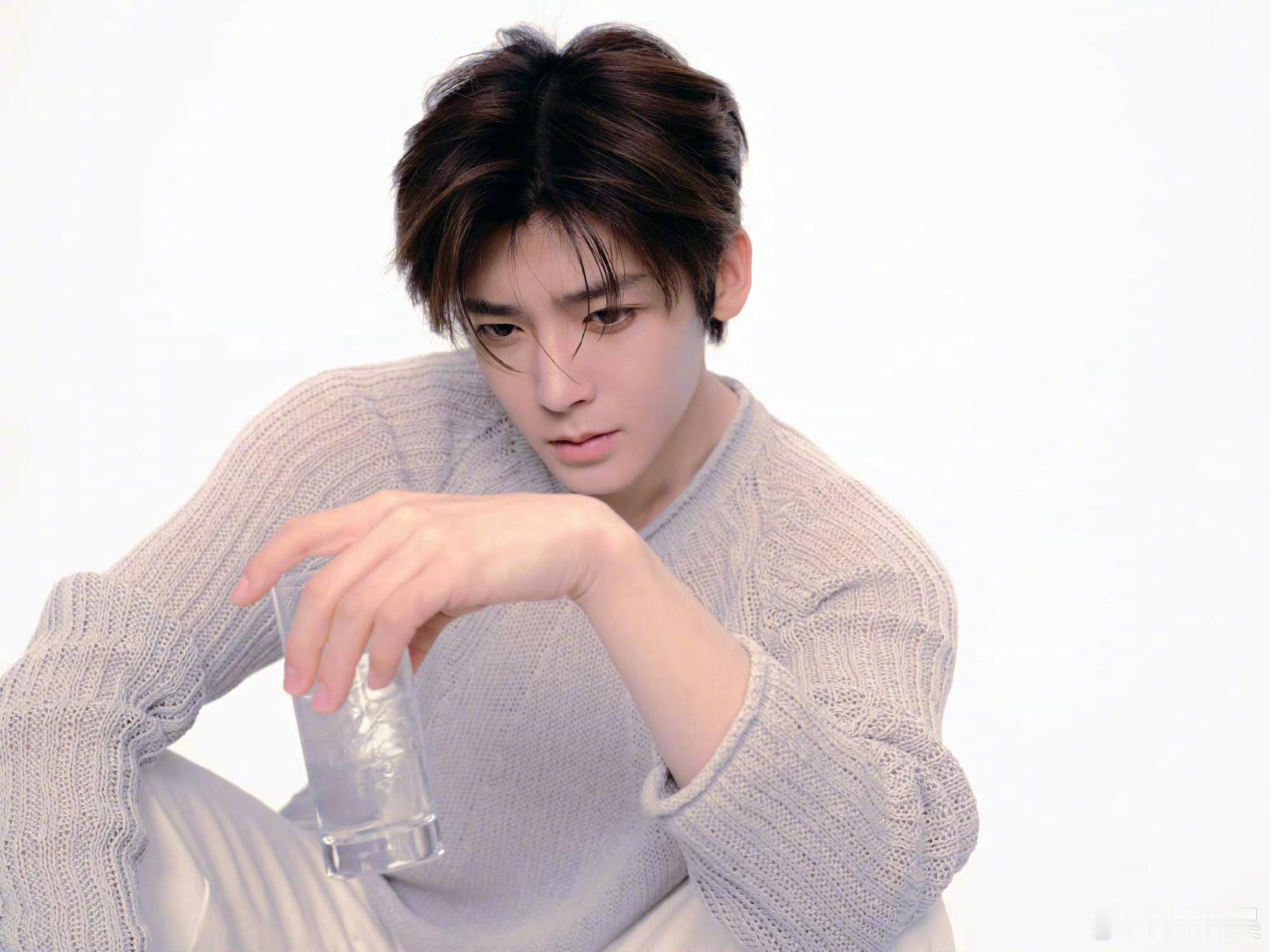 侯明昊520浪漫上线，浅灰色镂空针织衫与白色休闲裤的组合，简简单单却又恰到好处。