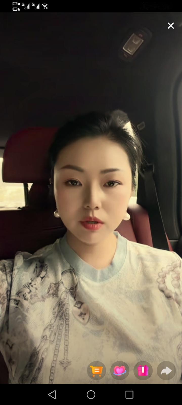 罗姣前往高铁站迎接从武汉归来的徐子崴。她精心装扮，早早便在高铁站等候。
就在前两