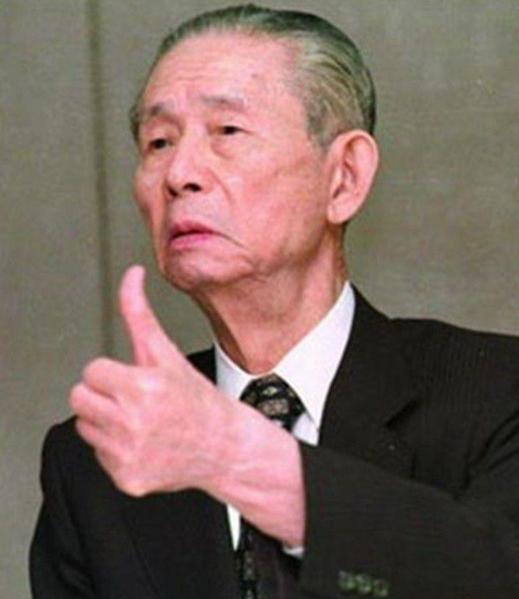 台湾首富王永庆年轻时靠卖米起家，他隔壁的茶叶店生意冷清，王永庆就给老板支了一招：