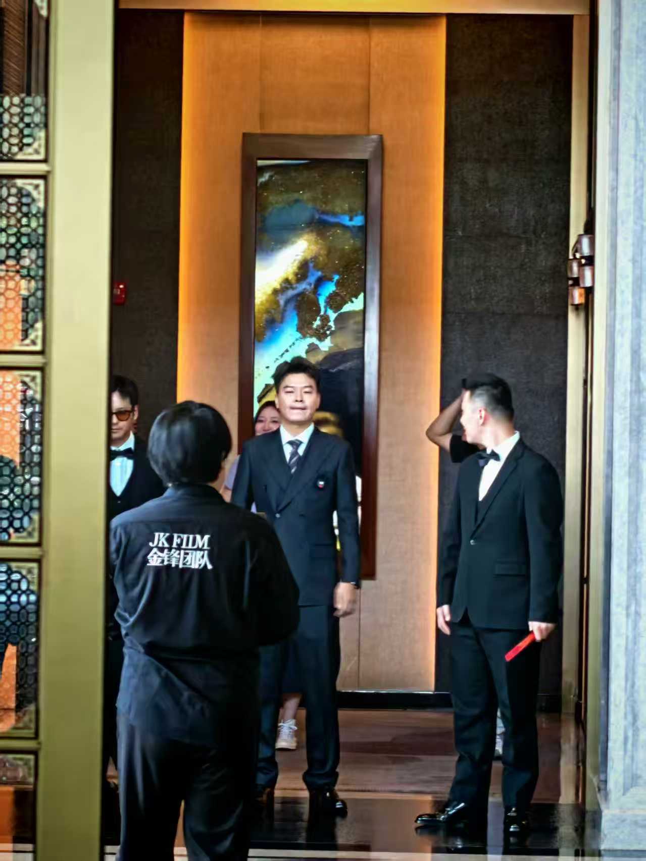 车评人小吕秋晨大婚出发参加婚礼，大家都已经热闹上了，我现在电门焊死，直奔南京！ 