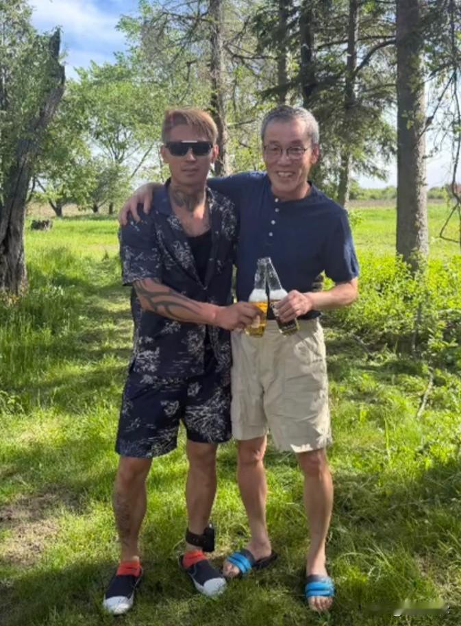 从图中可见，季炳雄身处户外林地，与一位年轻人合影，手持啤酒，神情放松，衣着休闲，