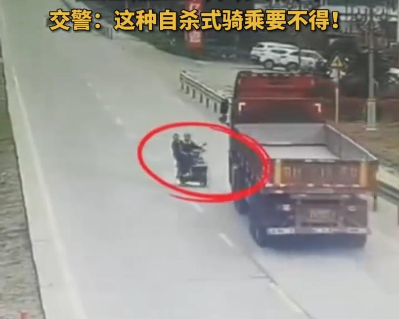 骑车就骑车，吵架就吵架！一边骑车、一边吵架，结果，悲剧了！
前不久，江西宜春罗某