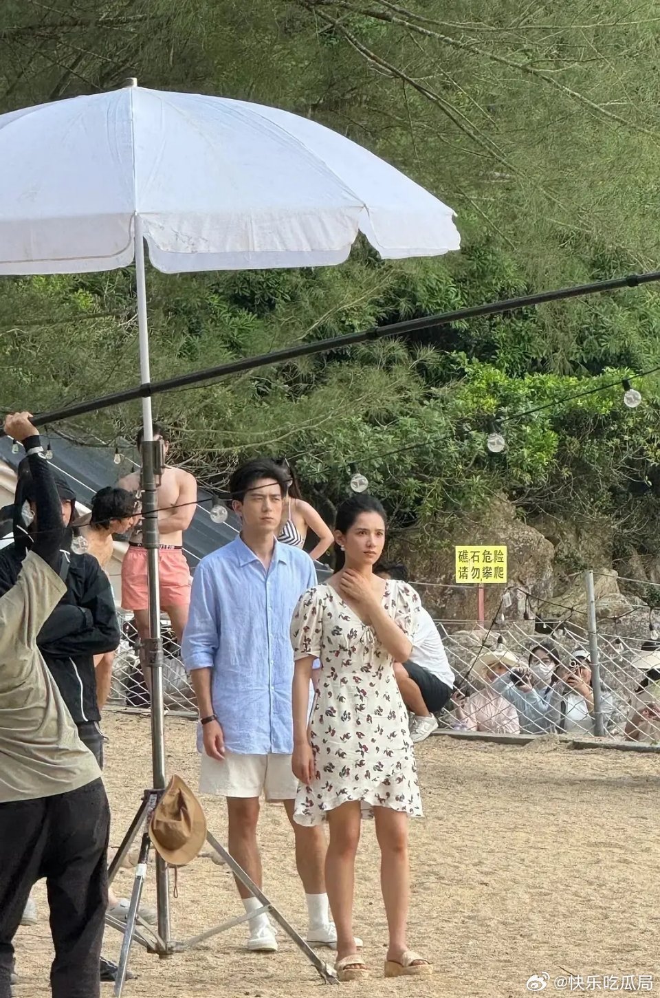 昨天刷到个路人拍的这场戏 边拍边重复问那个女的是谁。。。。。。。 