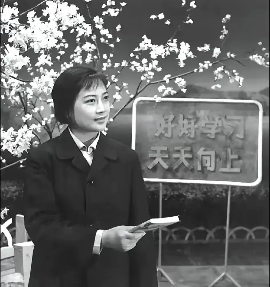 看到这张照片，并且画面里有“好好学习，天天向上”八个字，一下子记起儿时看过的小人