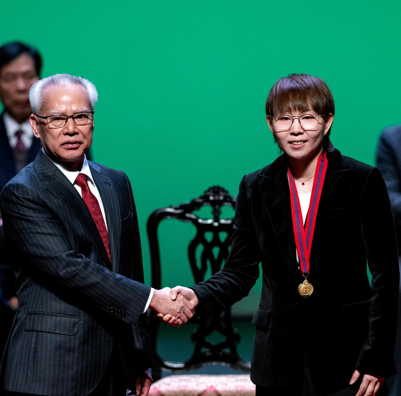 1月30日，朱雨玲获颁中国澳门特别行政区体育功绩勋章，这也是朱雨玲在职业生涯获得