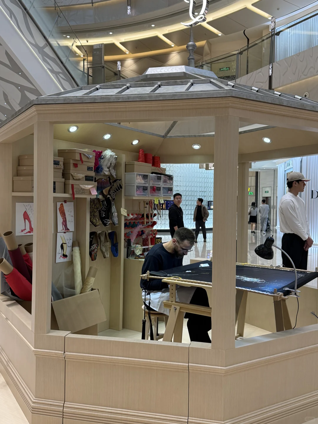 没有女生可拒绝这双红底鞋！