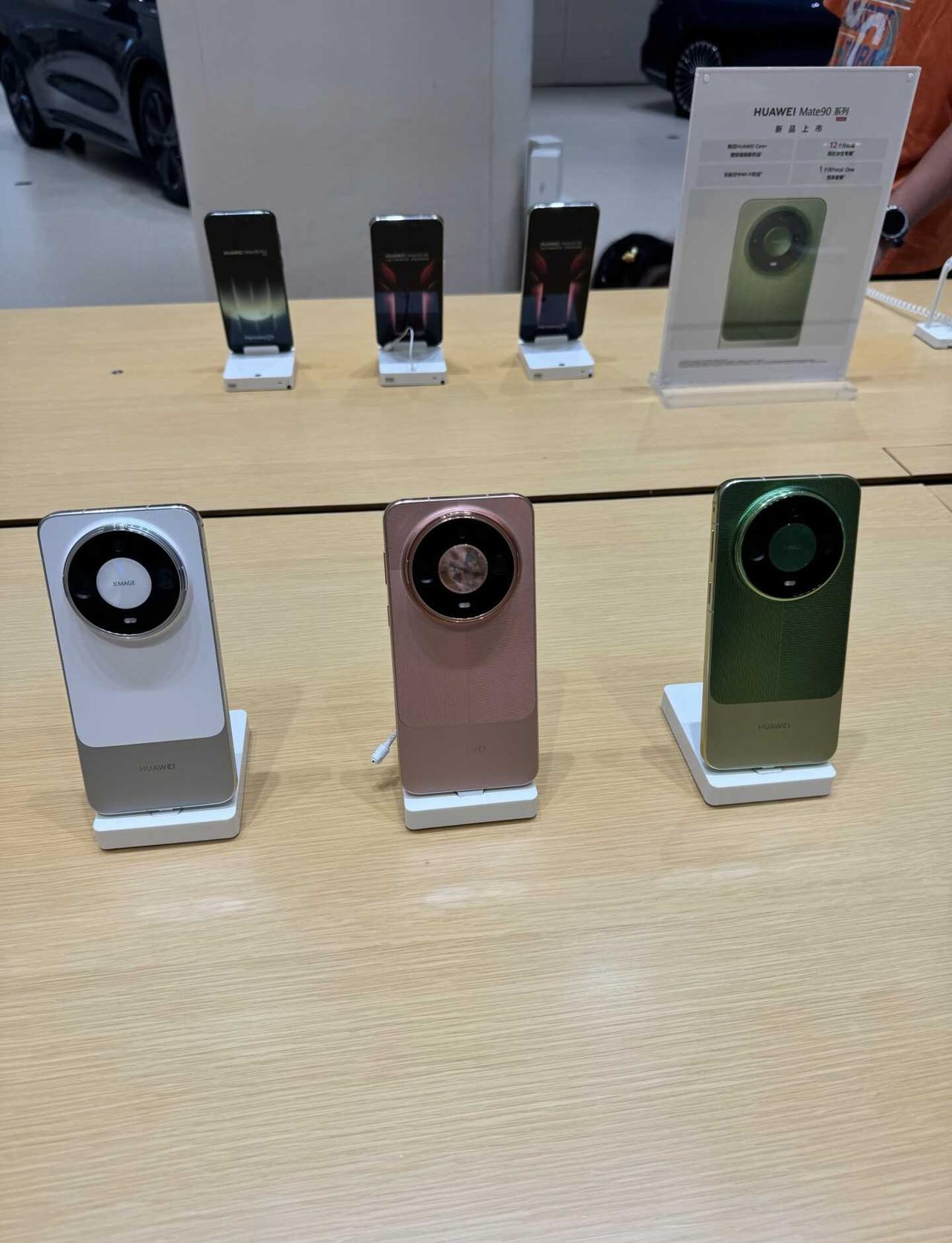 Mate90promax颜色真的绝
想要1T还必须要典藏版，典藏版区别是，后面可