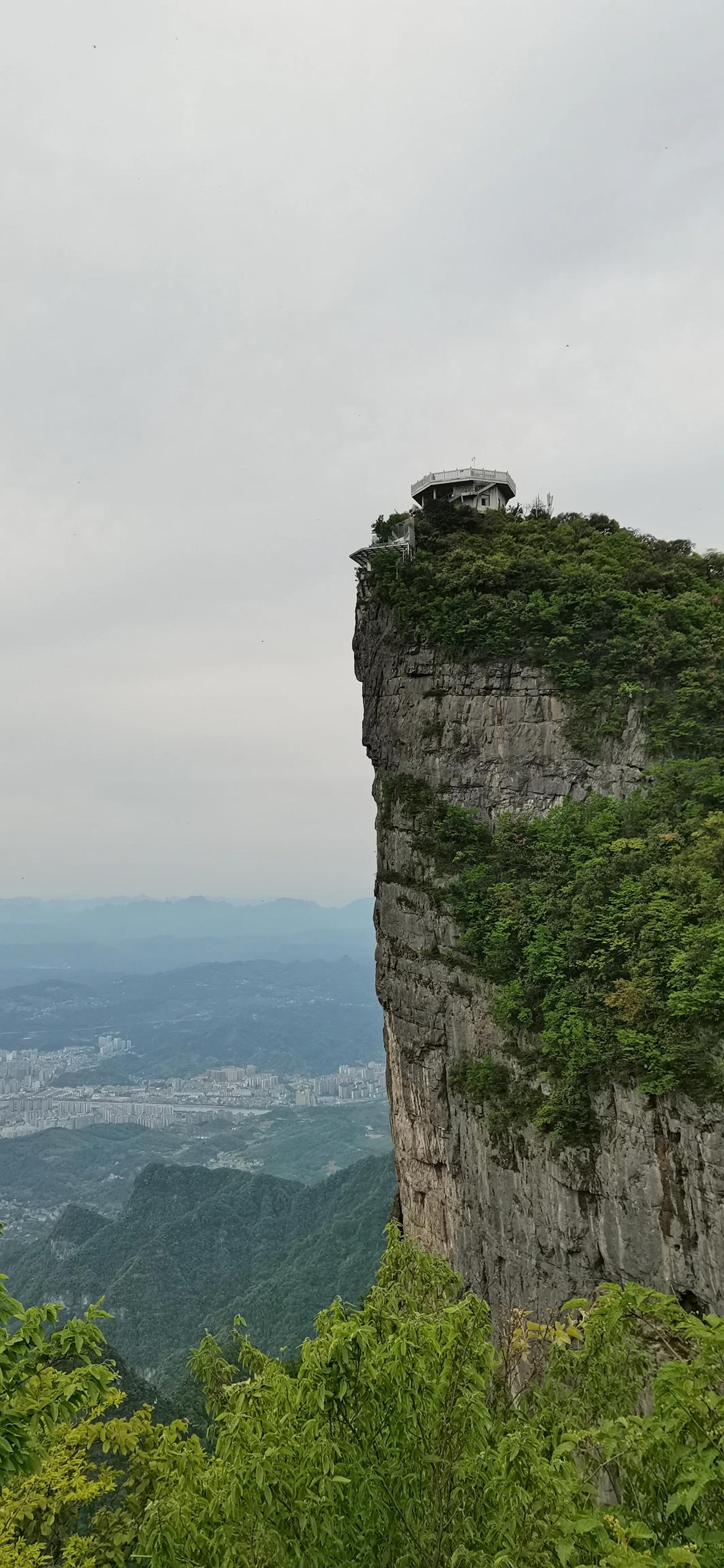 鬼谷栈道悬是天门山的一处挂于海拔1400米的绝壁中段，全长1600米，部分路段为