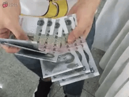 图1：小伙子很好，我没有看清楚，我这边有几张10块钱的，你在给我表演一遍。
图2